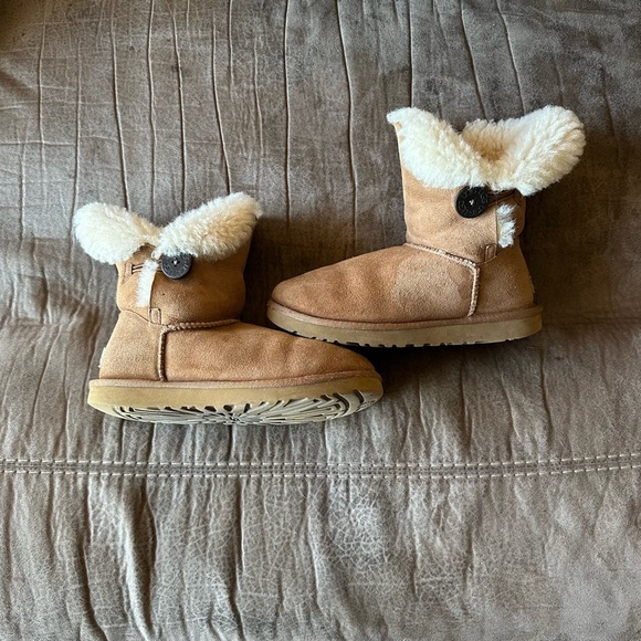 UGG Bailey Button Boots, Size 7 - Picture 1 of 7